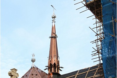 Nový kříž na věži Červeného kostela. Autorem originálního díla je Jan Dostál