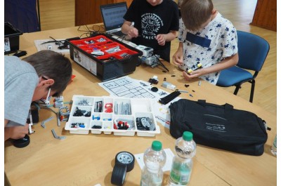 Konstruktérská akademie žákům nabídla programování robota i práci s pilníkem