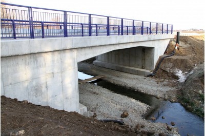 Vodu překonají řidiči po novém mostě 