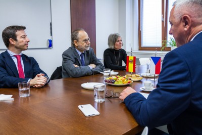 Olomoucký kraj navštívil španělský velvyslanec. S hejtmanem diskutoval o školství, ekonomice i evropské politice