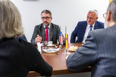 Olomoucký kraj navštívil španělský velvyslanec. S hejtmanem diskutoval o školství, ekonomice i evropské politice