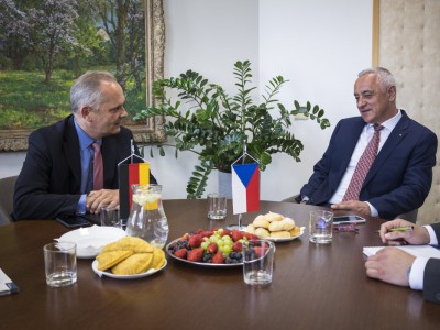 Olomoucký kraj navštívil německý velvyslanec. S hejtmanem mluvil o investicích i válce na Ukrajině
