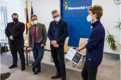 Olomoucký kraj ušetřil statisíce korun za nové logo. Grafiku vymysleli studenti z Prostějova