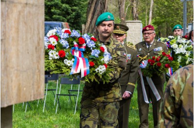 Kraj uctil památku nevinných lidí. Na sklonku války je zavraždili nacisté (Olomouc-Lazce)