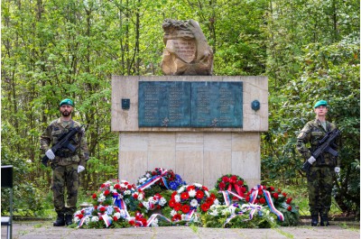 Kraj uctil památku nevinných lidí. Na sklonku války je zavraždili nacisté (Olomouc-Lazce)