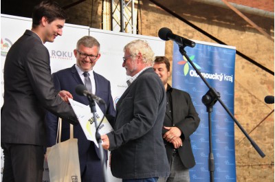 Zlatá stuha a titul Vesnice Olomouckého kraje roku 2022 zdobí Slatinice