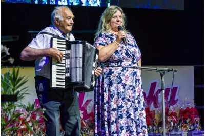 	Babičkou Olomouckého kraje je Blanka Vrbková, na pódiu ji podpořila celá rodina