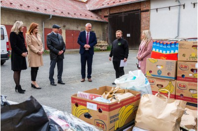 Zaměstnanci kraje sbírali potraviny a drogerii pro potřebné. Dary zaplnily téměř celou místnost