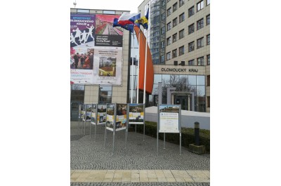 Výstava Má vlast cestami proměn 2018 doputovala před Krajský úřad Olomouckého kraje
