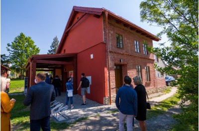 Hotovo. Červený domek v Kostelci na Hané opět připomíná básníka Petra Bezruče