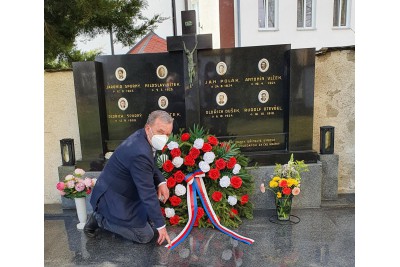 Náměstek hejtmana Dalibor Horák uctil památku obětí bratrušovské tragédie