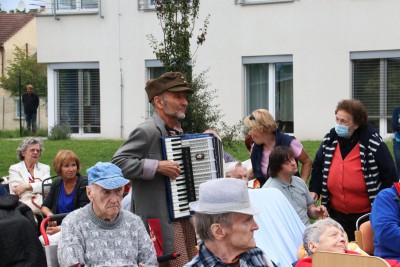 Zahradní slavnost pro klienty SeniorCentra v Olomouci