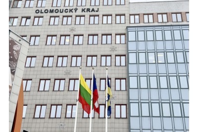 Před krajským úřadem v Olomouci vlála litevská vlajka