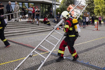 Nejtvrdší hasiči se předvedli před budovou kraje