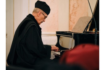 Univerzita Palackého udělila čestný doktorát jazzovému pianistovi Emilu Viklickému