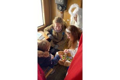 Mikulášská družina cestovala parním vlakem