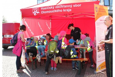 Dětský den se složkami IZS bavil před budovou Olomouckého kraje