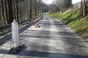 Silničáři začali s náročnou opravou cesty u Hanušovic 