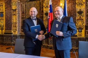 Rozjíždí se přeshraniční spolupráce. Olomoucký a Trnavský kraj podepsaly dohodu o partnerství