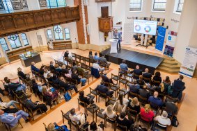 Umělá inteligence a průmysl 4.0. Olomoucká konference ukázala, jak se mění trh práce