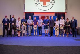 Zlatý kříž za desítky odběrů. Kraj poděkoval dárcům krve