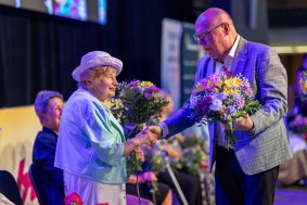 Babičkou roku je Miloslava Fremlová. Porotu si získala zpěvem