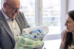 Prvním miminkem roku je Patrick. Od hejtmana dostal dárek