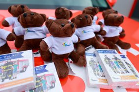 Plyšoví medvídci k nehodám, hasičům na ně přispěl kraj