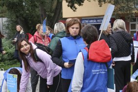 Zaměstnanci Olomouckého kraje vyměnili kanceláře za terén. Pomáhali v krajských organizacích a poznávali jejich každodenní realitu