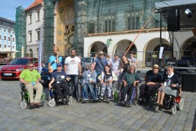 Lidé zakoupením zasukovaných tkaniček podpořili olomoucký Spolek Trend vozíčkářů