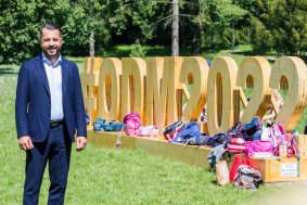 3D nápis v olomouckých Smetanových sadech. Poutá na olympiádu dětí a mládeže