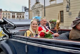 Majáles poprvé ozdobil královský pár