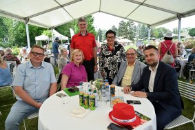 Senioři si užili den v rozáriu. Projekt Stárneme společně propojil generace