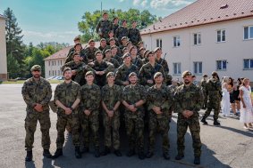 Z prázdnin rovnou do služby. Středoškoláci složili vojenskou přísahu