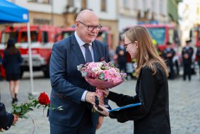 Hejtman ocenil čtrnáctiletou dívku a dva hasiče za záchranu života