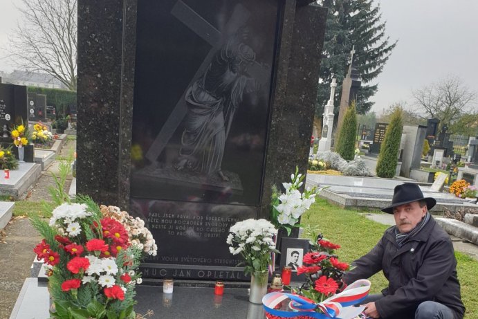 Připomínky Dne boje za svobodu a demokracii se zúčastnili i zástupci kraje