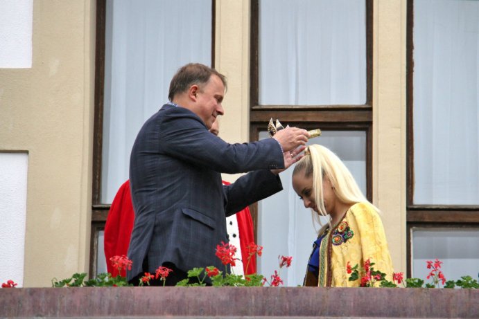 Majáles poprvé ozdobil královský pár