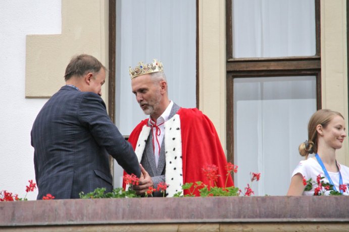 Majáles poprvé ozdobil královský pár