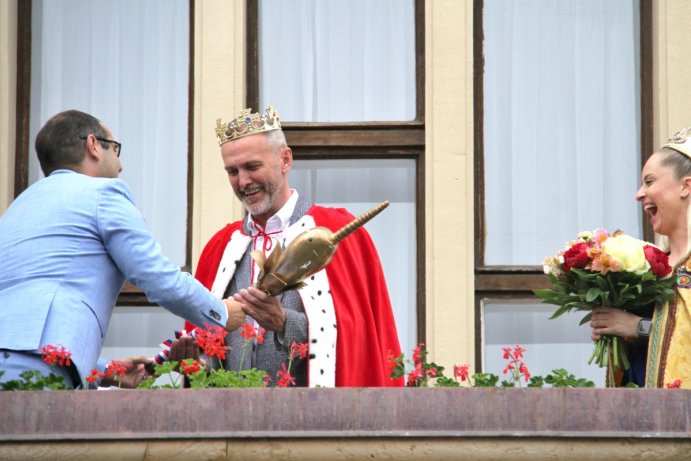Majáles poprvé ozdobil královský pár