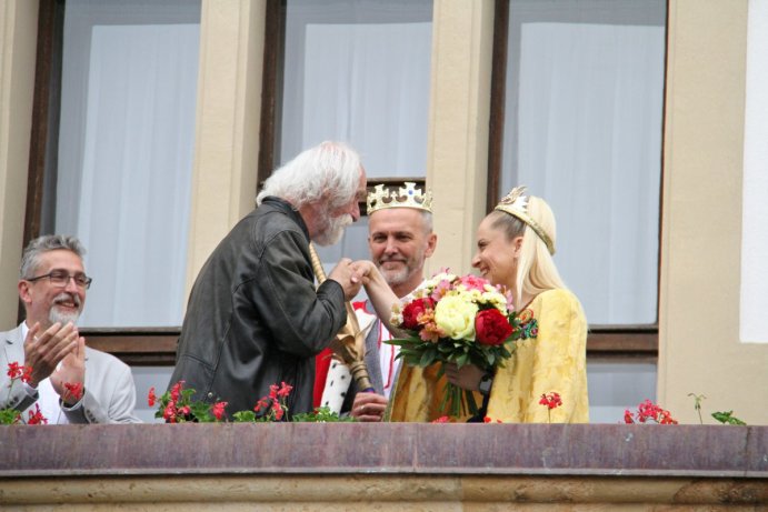 Majáles poprvé ozdobil královský pár