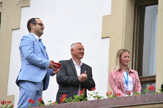 Majáles poprvé ozdobil královský pár
