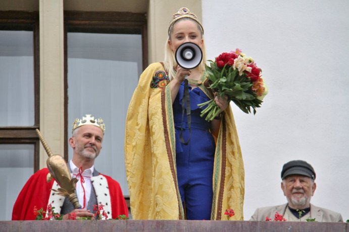 Majáles poprvé ozdobil královský pár