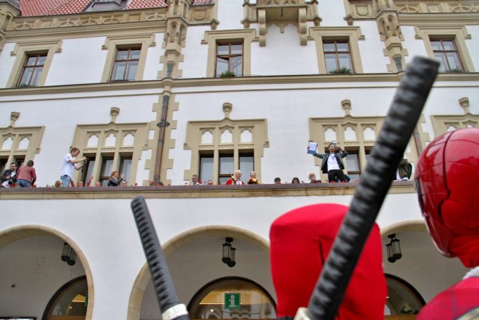 Majáles poprvé ozdobil královský pár