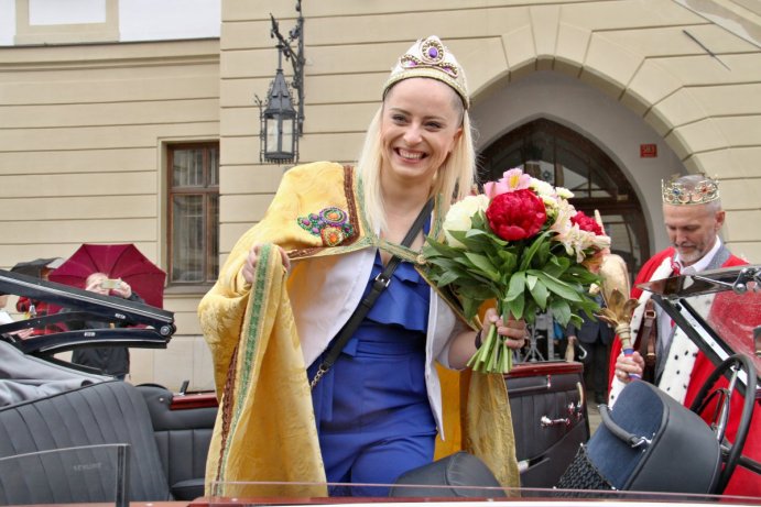 Majáles poprvé ozdobil královský pár