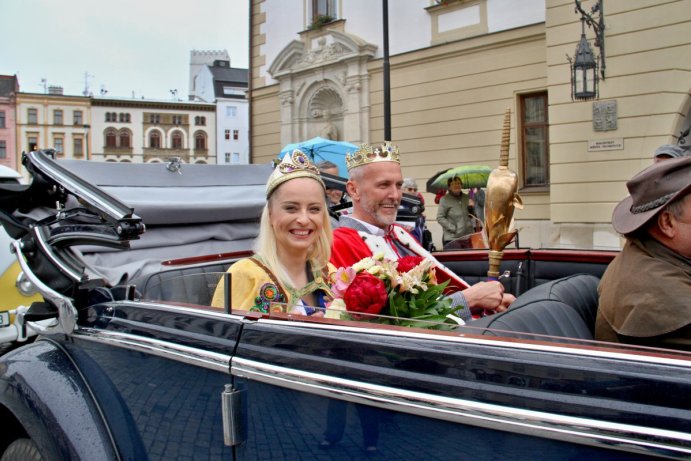 Majáles poprvé ozdobil královský pár