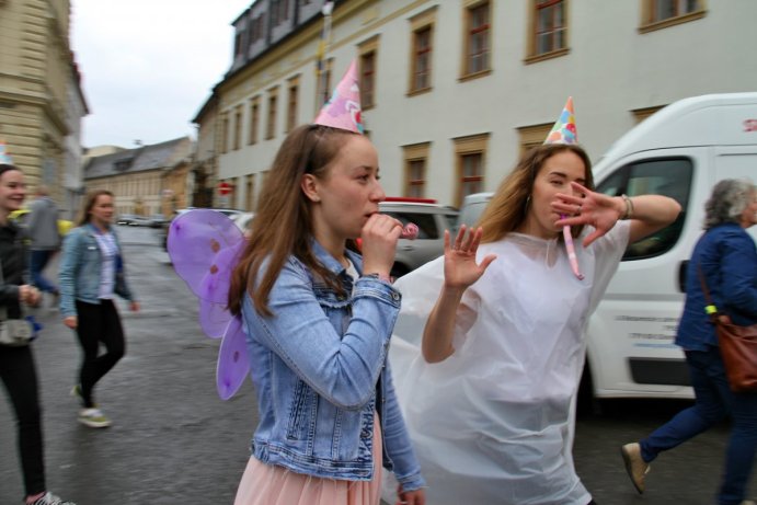 Majáles poprvé ozdobil královský pár