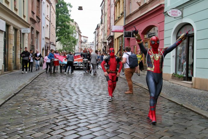 Majáles poprvé ozdobil královský pár