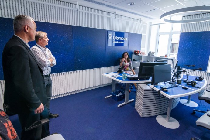 Český rozhlas Olomouc vysílá z nových prostor. Hejtman si zákulisí rádia prohlédnul