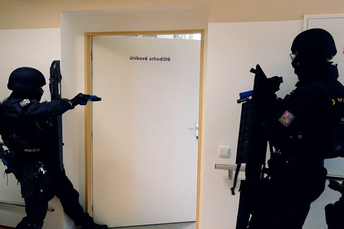 Policisté, hasiči a záchranáři předvedli skvělý výkon na cvičení, při kterém střílel ozbrojený muž, foto: Policie ČR