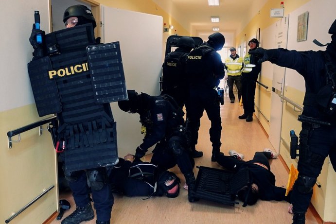 Policisté, hasiči a záchranáři předvedli skvělý výkon na cvičení, při kterém střílel ozbrojený muž, foto: Policie ČR